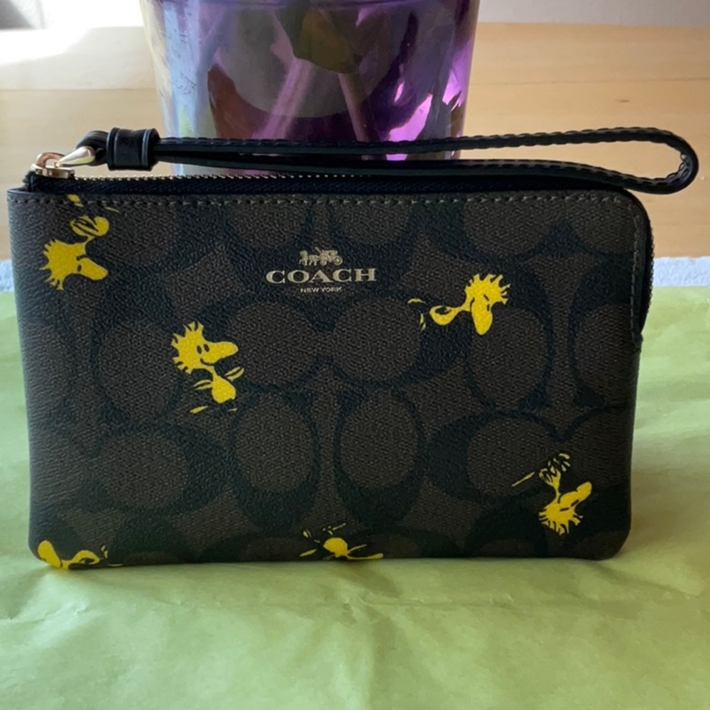 COACH X PEANUTS CORNER ZIP WRISTLET WITH WOODSTOCK PRINT - Picture 6 of 15